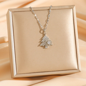 Collar de Moda con Colgante de Árbol de Navidad Dorado, Unisex, Giratorio, con Circonita Cúbica, Cadena de Acero de Titanio para Clavícula, Estilo Festivo - Product Image 2