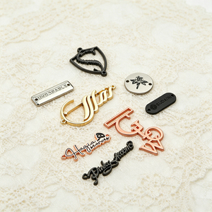 Étiquettes métalliques personnalisées pour vêtements, imprimées et gravées, adaptées aux vêtements, à la couture, aux maillots de bain, aux chapeaux et aux sacs. - Product Image 2