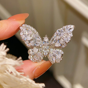 Broche Papillon Tridimensionnelle en Laiton Plaqué Argent Super Scintillante avec Zircon, Petite et Exquise – Nos Meilleures Ventes - Product Image 2