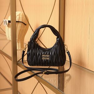 Sac à main fourre-tout plissé en cuir véritable pour femme avec fermeture éclair sous le bras - Product Image 4
