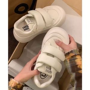 Zapatillas Modernas para Mujer, Estilo Feo-Modern, Punta Redonda y Suela Gruesa, Cómodas con Velcro, Versátiles para Uso Diario, Color Blanco - Product Image 5