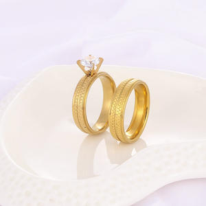 Cincin Pertunangan Pernikahan, Cincin Pertunangan Stainless Steel Soliter Zirkonia Bulat Berlapis Emas, Pola Berlian Tidak Pudar untuk Pasangan - Product Image 5