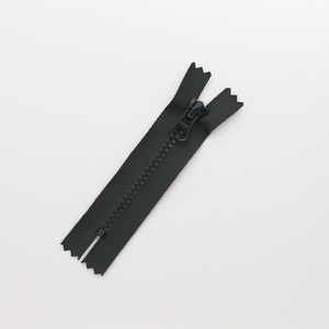 YKK cerniera all'ingrosso in resina rossa con cerniera a catena lunga cerniera in plastica personalizzata - Product Image 3