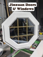 Ventana octogonal de vidrio de aluminio brillante con diseño de rejilla