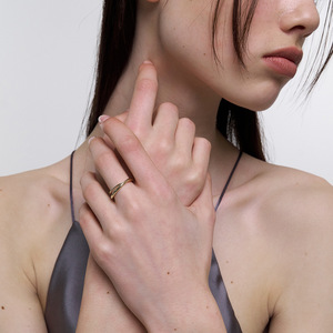 Bague double en or 18 carats et acier inoxydable, design géométrique bicolore, bijoux fins unisexes pour tous les jours - Product Image 3