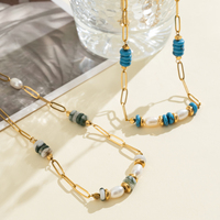 Collier artisanal bohème multicolore pour femme avec chaîne trombone, perles de culture d'eau douce et pierres naturelles, simple et délicat