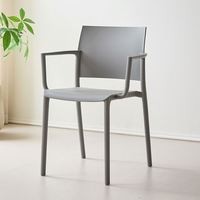 Chaise de salle à manger en plastique PP empilable, style simple, couleur personnalisée, vente en gros, capacité de charge élevée, gain de place
