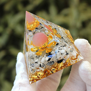 Pyramide en résine époxy cristalline, décoration artisanale pour la maison, ornement en pierre de lune œil de chat rose - Product Image 3