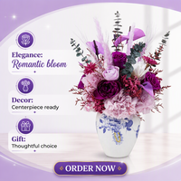 Natürliches Lila Blumenarrangement Blau-Weiße Porzellanvase Ewige Echte Pflanzen Bouquet Konservierte Rosen Hortensien