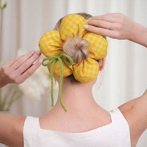 Grande élastique à cheveux en tissu à carreaux 3D avec fleur pour queue de cheval ou chignon, accessoire décontracté 25x6cm - Product Image 4