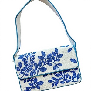 Sac bandoulière en toile blanc à bordure rouge, motif sportif tendance, élégant avec broderie ski, forme rectangulaire - Product Image 3