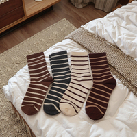 Dayin Marque Femmes Respirant Crew Longueur Chaussettes Rayées Design pour Usage Quotidien Chaussettes Saison Automne Tricoté Logo Personnalisé sur le Corps