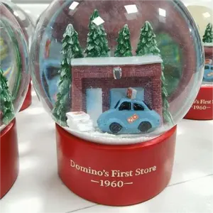 Artesanía de resina de vidrio de tamaño L personalizada nuevo globo de nieve de Navidad para regalos de recuerdo de promoción para entusiastas de la artesanía de resina