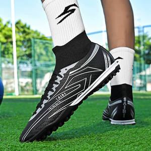 Chaussures de football professionnelles personnalisables pour l'entraînement <span class=keywords><strong>en</strong></span> <span class=keywords><strong>salle</strong></span> et <span class=keywords><strong>en</strong></span> extérieur, vente directe d'usine, chaussures de football de sport <span class=keywords><strong>en</strong></span> gros - Product Image 1