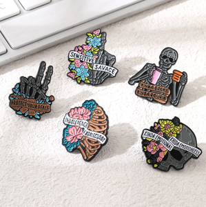 万圣节骷髅手指头胸字母保护你的和平骨架胸针合金翻领恐怖衣服帽子金属珐琅别针 - Product Image 2