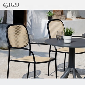 Silla de comedor moderna de ratán para exteriores con estructura de metal para eventos de hoteles y villas resistente a los rayos UV - Product Image 1