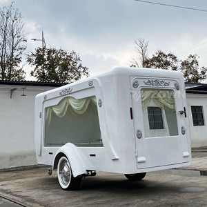 Remolque Fúnebre Blanco de un Solo Eje con Ruedas Blancas, Ventana Grande y Cortina de Flecos Crema para Transporte - Product Image 2