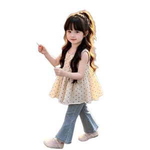 Conjunto de Ropa de Verano de Dos Piezas para Niñas, Top sin Mangas con Estampado de Lunares y Pantalones de Mezclilla Acampanados - Product Image 5