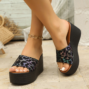 Zapatillas baratas al por mayor de fábrica 2024 nuevas sandalias de plataforma de gran tamaño tacón de <span class=keywords><strong>cuña</strong></span> <span class=keywords><strong>zapatos</strong></span> de <span class=keywords><strong>mujer</strong></span> de verano simples - Product Image 3