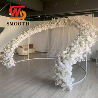 Dekorasi Pesta SMOOTH, Layar Besi untuk Tata Letak Panggung Pernikahan, Stand Latar Belakang Lengkung Logam Putih dengan Bunga Sutra