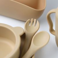 Ensemble d'assiettes en silicone YLA en gros, style ours, avec assiette, bol, cuillère et bavoirs en silicone pour bébés
