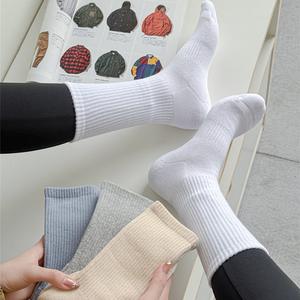 कम mq कस्टम फैशन कपास ठोस रंगीन मोजे लोगो कस्टम पकड़ खेल चालक दल के टखने आर्क फुट सर्दियों में महिलाओं को चेतावनी दी - Product Image 5