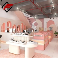 Étagères d'exposition personnalisées avec éclairage LED pour boutique de cosmétiques tendance, design d'intérieur pour magasin de soins de la peau, boutique de parfums et de maquillage