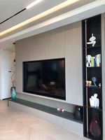 Meuble TV moderne avec tiroirs de rangement et étagères ouvertes, en bois de noyer beige, pour salon