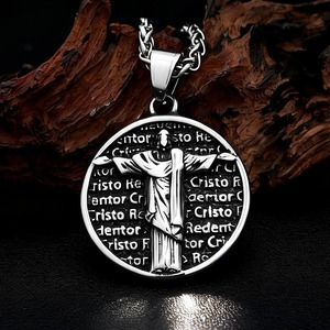 yunnique Collier pendentif Sauveur en acier inoxydable pour homme, avec breloque croix religieuse ronde, bijou de foi, cadeau pour lui - Product Image 2