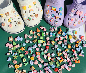 Charm breloque 3D en gros pour bricolage Promotion de chaussures souvenir pour enfants breloque en résine caoutchouc sabot breloque pour chaussures en forme d'étoile fleur ours bling accessoire - Product Image 3