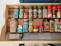 Étagère à épices personnalisée à 4 niveaux en bois d'acacia, 64 pots en céramique, organisateur de tiroir en bambou pour armoires de cuisine, comptoirs, articles ménagers, aliments