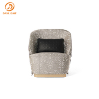 Fauteuil lounge artistique avec franges en cuir suspendues et tissu imprimé animal, fauteuil d'appoint moderne avec garniture dorée pour boutique