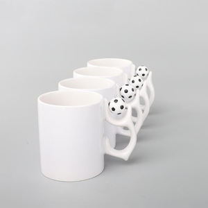 Rubysub M008 <span class=keywords><strong>tasse</strong></span> en céramique de vente chaude <span class=keywords><strong>tasse</strong></span> de poignée de Football <span class=keywords><strong>personnalisée</strong></span> 11oz poignée spéciale Sublimation blanc tasses de sport blanc - Product Image 2