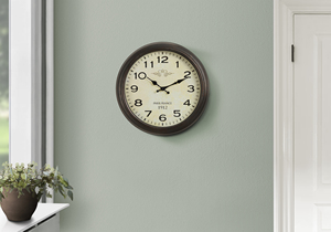 Orologio da Parete Rotondo di Tendenza in Marrone Anticato con un Tocco <span class=keywords><strong>Vintage</strong></span> per un Elegante Stile Transizionale nella Decorazione della Tua Casa - Product Image 2