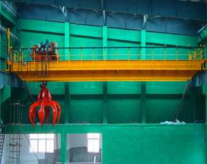 Pont roulant à double poutre écologique avec godet à pelle orange pour la collecte de copeaux de bois - Product Image 5