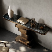 Table console minimaliste et moderne en bois avec dessus en marbre pour salon de style européen avec cadre en or pour couloir, entrée, escalier
