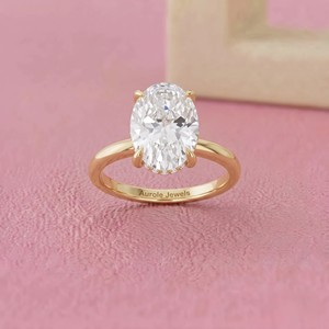 Bague de fiançailles classique en or massif avec diamant taille ovale et halo dissimulé pour bijoux fins - Product Image 1