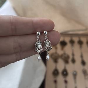 Boucles d'oreilles pendantes Wenchi en argent pur S925, style rétro palais et occidental, motif creux avec zircon et perle en forme de goutte d'eau, Chine - Product Image 1