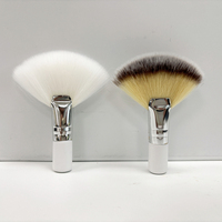 Witte superzachte gezichtsreinigingsborstel met dik, pluizig, veganistisch haar, handvat voor concealer en lippenbalsem.