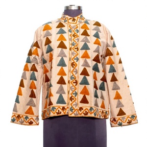 Veste d'hiver épaisse pour femme de style ethnique, en cotisse, avec broderie florale à la main, col montant, logo personnalisé, 100% coton, écologique - Product Image 1
