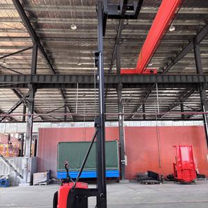 Apilador eléctrico de horquilla lateral de pie de pasillo estrecho con elevación libre - Product Image 4