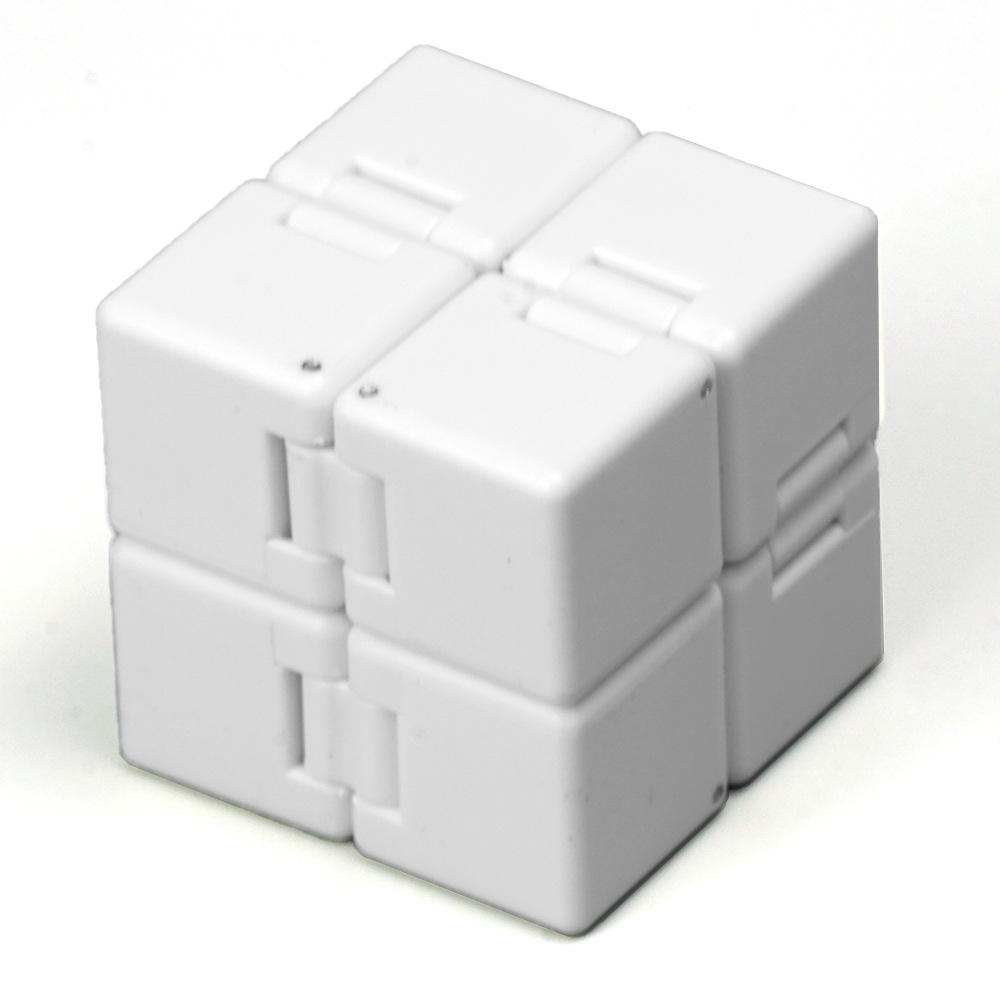 Cubo de Rubik infinito de la mano Santa blanco