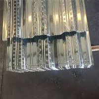 Plancher en carton ondulé ouvert, pratique pour la pose de canalisations, dalle de base pour usine à plusieurs étages