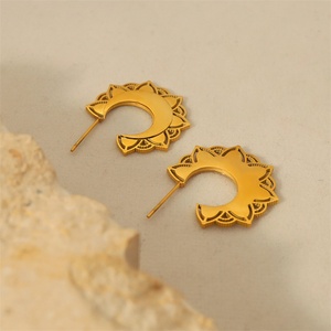 ต่างหูทองชุบ 18k สไตล์วินเทจ ลายพระอาทิตย์พระจันทร์แบบกลวง - Product Image 4