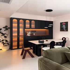Credenza Moderna Nero Opaco - Porta in Vetro ad Arco e Illuminazione LED, Bar Integrato + Spazio di Archiviazione per Soggiorno-Cucina Aperto - Product Image 1