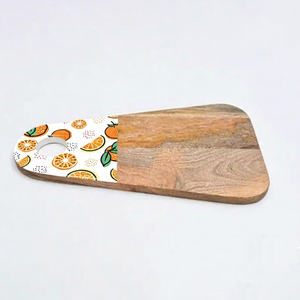 Planche à découper en bois naturel avec poignée à motif de feuille, planche de cuisine pour couper et servir, exportation d'usine OEM ODM - Product Image 1