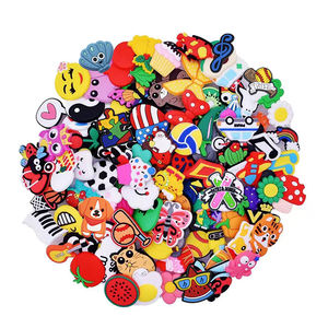 Haute qualité <span class=keywords><strong>pas</strong></span> <span class=keywords><strong>cher</strong></span> PVC mode dessin animé sport Styles accessoires de chaussures décoration Non répétitif aléatoire article chaussures breloques pour sabot - Product Image 1