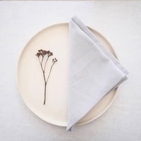 Serviettes de table en tissu orange, pêche et bordeaux assorties à un chemin de table décoratif pour les dîners, les fêtes et la décoration de table à la maison