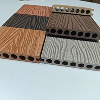 Plancher en terrasse WPC écologique au design moderne, installation par clic, surface à grain de bois, longue durée de vie pour une utilisation en extérieur