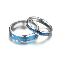 Anillo de Acero Inoxidable Plateado con Esmalte Azul y Diamantes de Imitación, con Grabado 'Forever'
